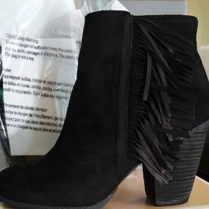 NEW VINCE CAMUTO HAYZEE BOOTIES 9.5 M Western Fringe Suede